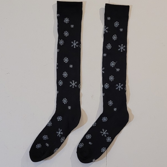 NWOT❄Snowflake socks - Picture 4 of 5